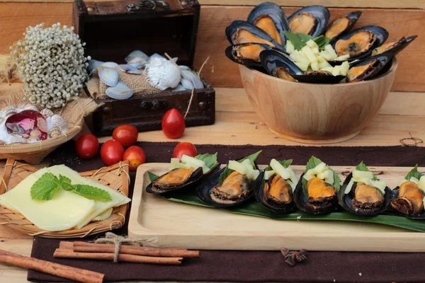 Cuisson aux moules, saupoudrer de fromage est délicieux . — Photo