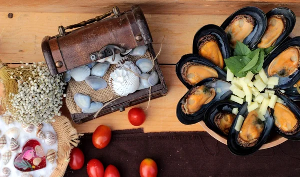 Cuisson aux moules, saupoudrer de fromage est délicieux . — Photo