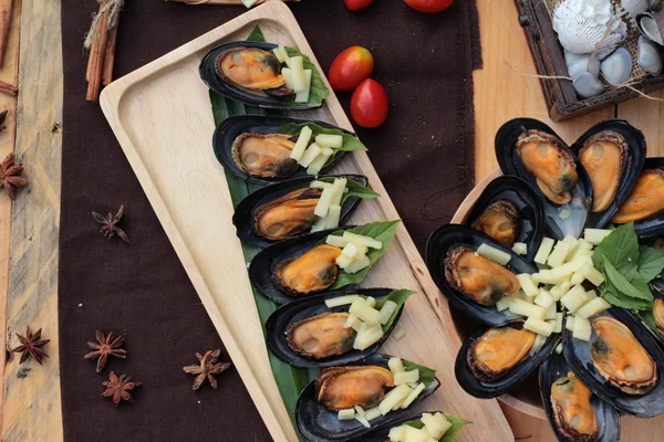 Cuisson aux moules, saupoudrer de fromage est délicieux . — Photo