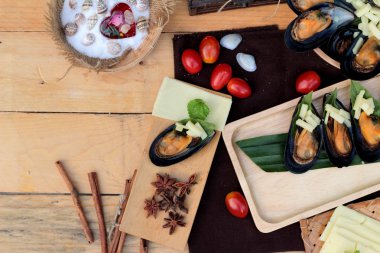 Midye fırında, peynir serpin lezzetlidir.