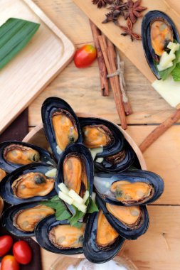 Midye fırında, peynir serpin lezzetlidir.