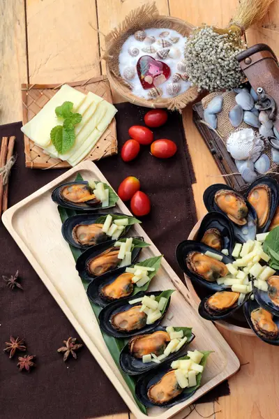 Cuisson aux moules, saupoudrer de fromage est délicieux . — Photo