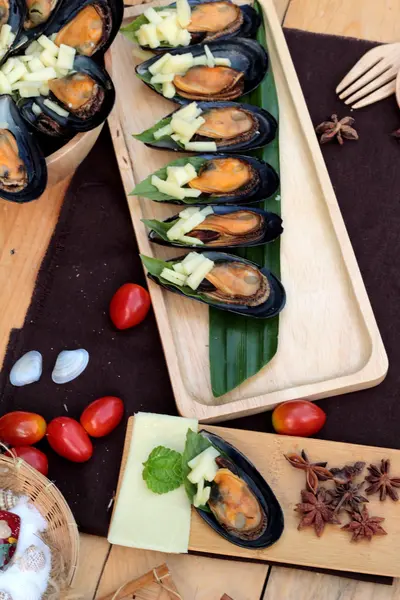 Cuisson aux moules, saupoudrer de fromage est délicieux . — Photo