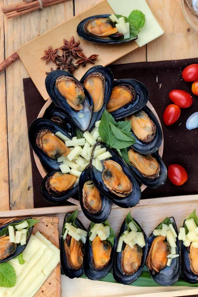 Cuisson aux moules, saupoudrer de fromage est délicieux . — Photo