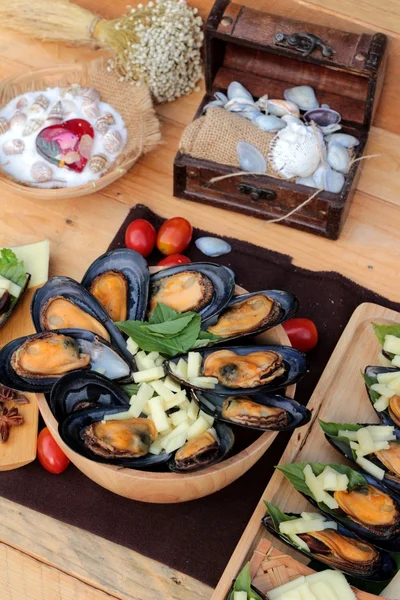 Cuisson aux moules, saupoudrer de fromage est délicieux . — Photo