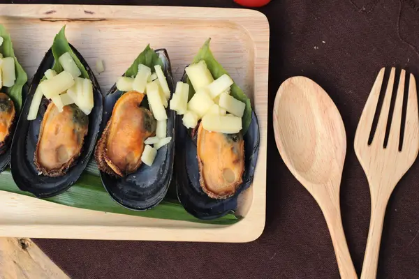 Cuisson aux moules, saupoudrer de fromage est délicieux . — Photo