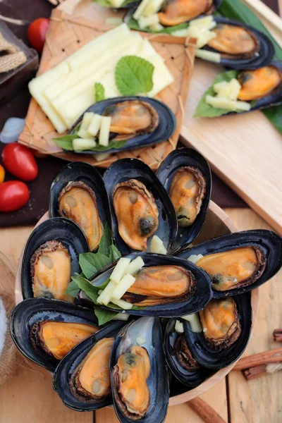 Cuisson aux moules, saupoudrer de fromage est délicieux . — Photo