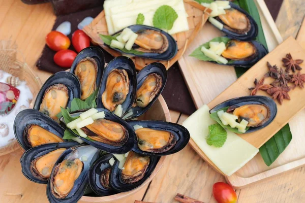 Cuisson aux moules, saupoudrer de fromage est délicieux . — Photo