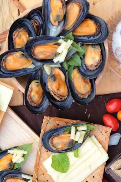 Cuisson aux moules, saupoudrer de fromage est délicieux . — Photo