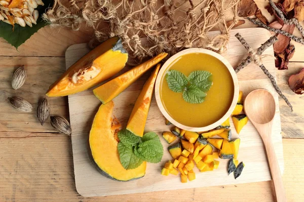 Pumpkin soup is delicious and fresh sliced pumpkin. — Stock Photo, Image