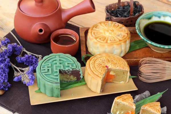 Gâteau de lune Festival et thé dessert chinois délicieux . — Photo