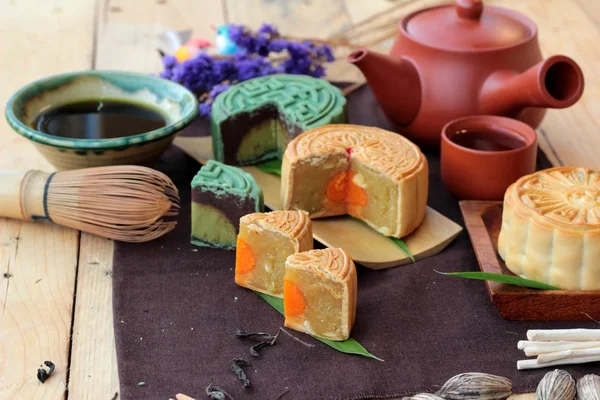 Festival moon pasta ve çay - Çin tatlı lezzetli. — Stok fotoğraf