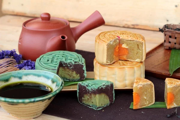 Festival pastel de luna y té - postre de china delicioso . —  Fotos de Stock