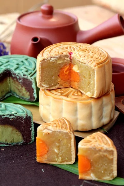 축제 달 케이크와 차-중국 디저트 맛 있는. — 스톡 사진
