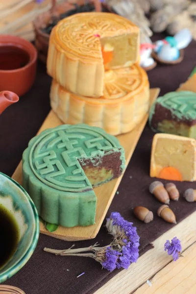 Festival pastel de luna y té - postre de china delicioso . —  Fotos de Stock