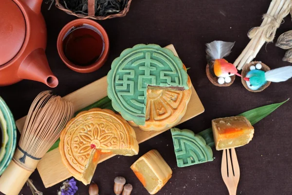 Festival pastel de luna y té - postre de china delicioso . —  Fotos de Stock