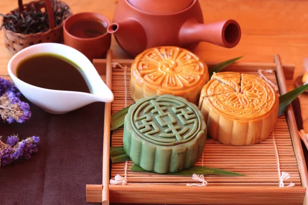 Festival moon pasta ve çay - Çin tatlı lezzetli.