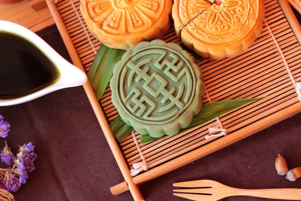 Gâteau de lune Festival et thé dessert chinois délicieux . — Photo