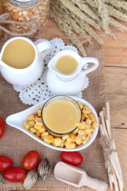 Mısır süt ve taze tatlı mısır suyu