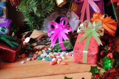 Hediye kutuları ve Noel kutlamak için dekore edilmiş.