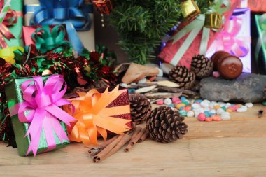 Hediye kutuları ve Noel kutlamak için dekore edilmiş.