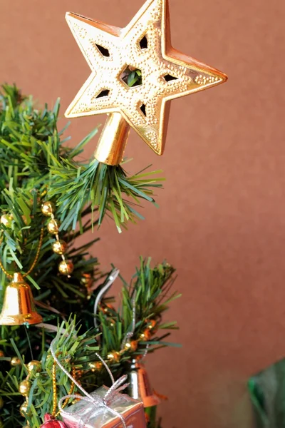Gåva lådor och inredda för att fira jul. — Stockfoto