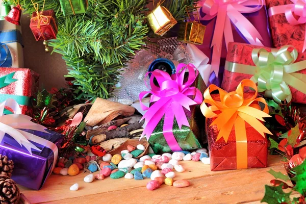 Cajas de regalo y decoradas para celebrar la Navidad . — Foto de Stock