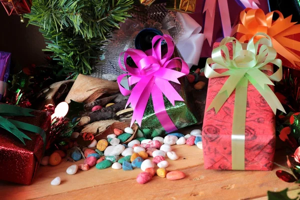 Scatole regalo e decorato per celebrare il Natale . — Foto Stock