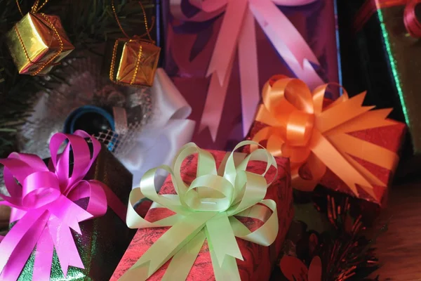 Cajas de regalo y decoradas para celebrar la Navidad . — Foto de Stock