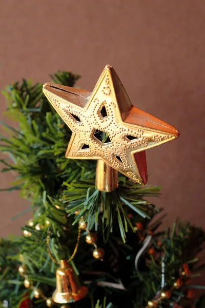 Cajas de regalo y decoradas para celebrar la Navidad . — Foto de Stock