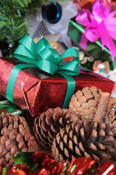 Caixas de presente e decorados para celebrar o Natal . — Fotografia de Stock