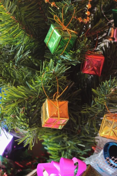 Coffrets cadeaux et décorés pour célébrer Noël . — Photo