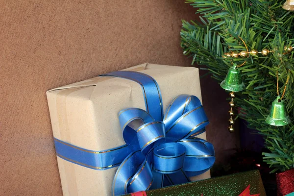 Coffrets cadeaux et décorés pour célébrer Noël . — Photo