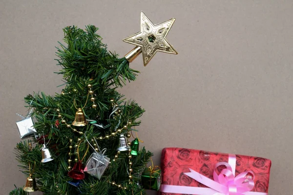 Подарочные коробки и украшены в честь Рождества . — стоковое фото