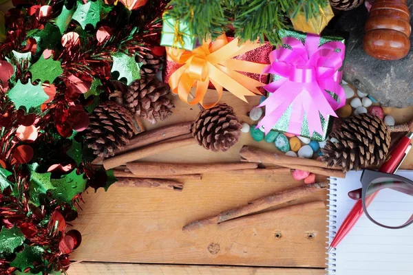 Scatole regalo e decorato per celebrare il Natale . — Foto Stock