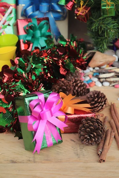 Geschenkschachteln und weihnachtlich dekoriert. — Stockfoto