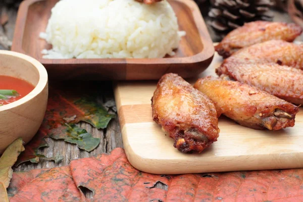 Sayap ayam goreng dengan saus lezat . — Stok Foto