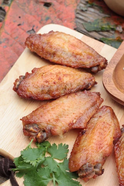 Sayap ayam goreng dengan saus lezat . — Stok Foto