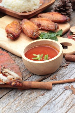 Lezzetli soslu kızarmış tavuk kanadı.