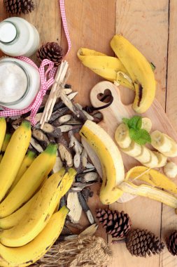 Olgun muz ve güler yüzlü muzlu sütlü.