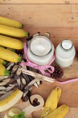 Olgun muz ve güler yüzlü muzlu sütlü.