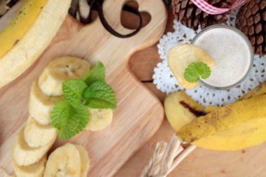 Olgun muz ve güler yüzlü muzlu sütlü.