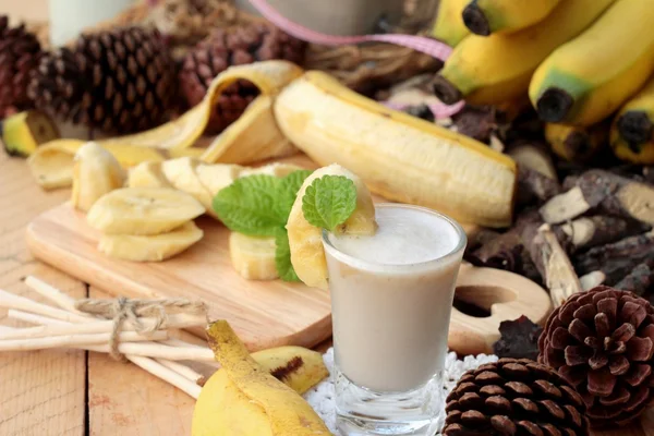 Zralé banány a koktejl banán s mlékem. — Stock fotografie