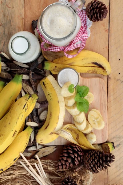 Ripe banana and smoothie banana with milk. — Stock Photo, Image