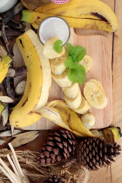 Ripe banana and smoothie banana with milk. — Stock Photo, Image