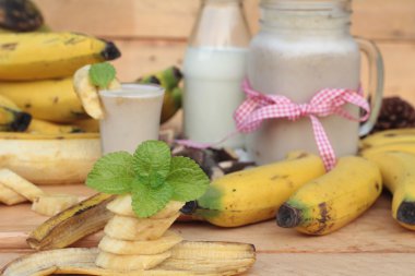 Olgun muz ve güler yüzlü muzlu sütlü.