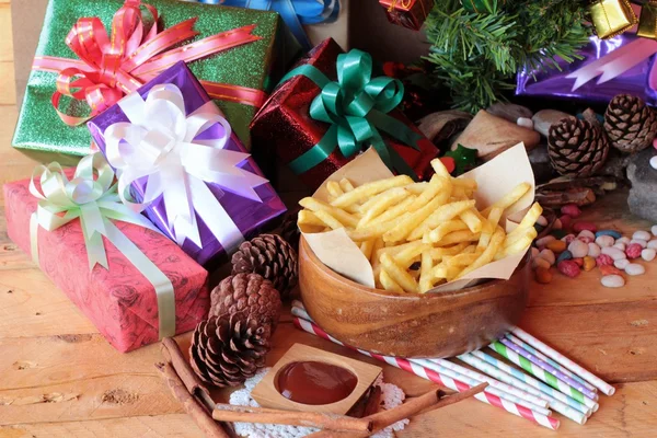 Scatole regalo e patatine fritte per festeggiare il Natale . — Foto Stock