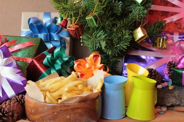 Cajas de regalo y papas fritas para celebrar la Navidad . — Foto de Stock