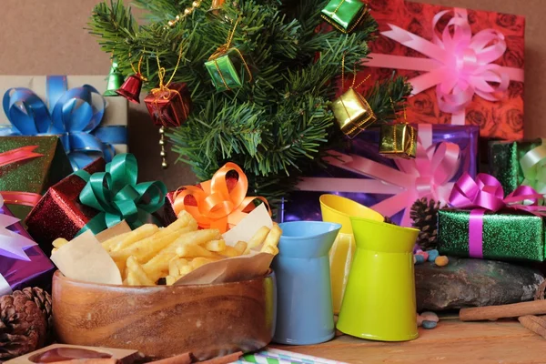 Coffrets cadeaux et frites pour Noël . — Photo