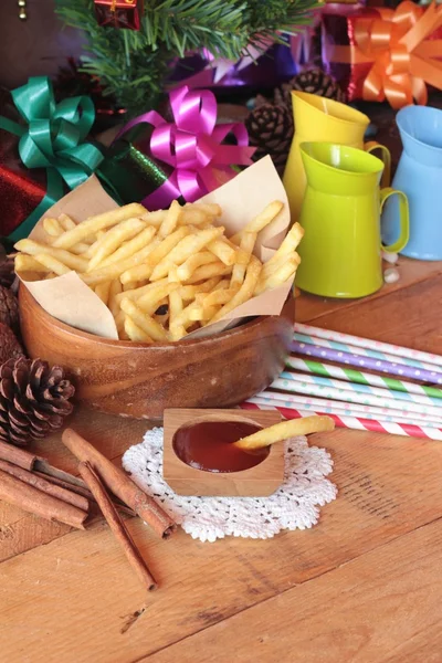 Scatole regalo e patatine fritte per festeggiare il Natale . — Foto Stock
